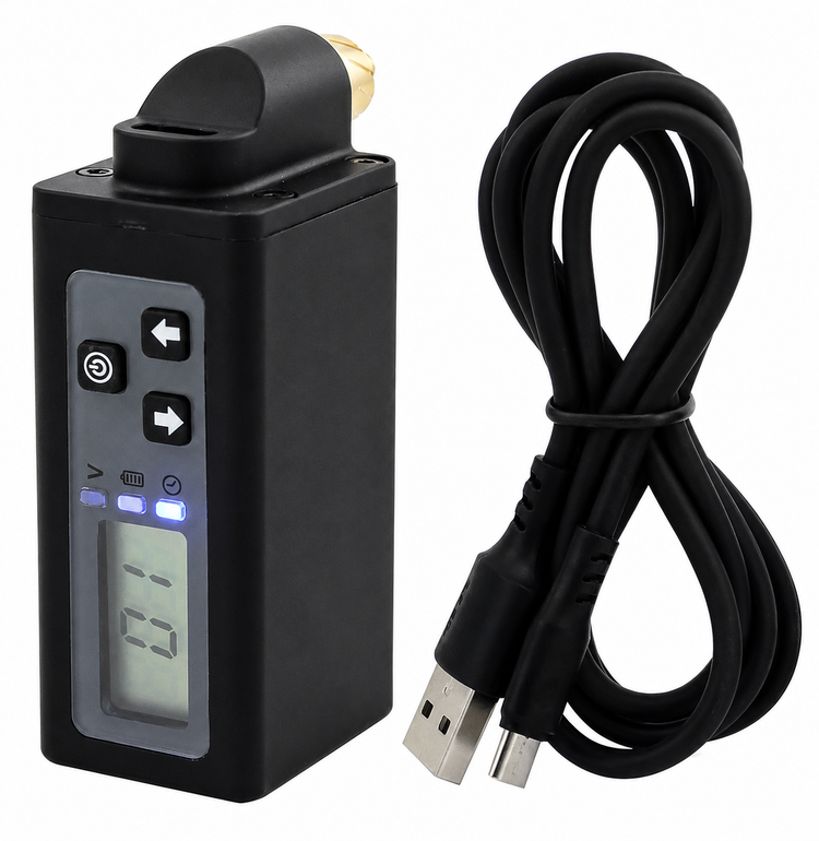 ترانس شارژی تتولند وایرلس به همراه کابل شارژ USB، مجهز به نمایشگر دیجیتال، دکمههای تنظیم ولتاژ و کلید روشن/خاموش، مناسب دستگاههای پن تتو با اتصال RCA، با پسزمینه سفید