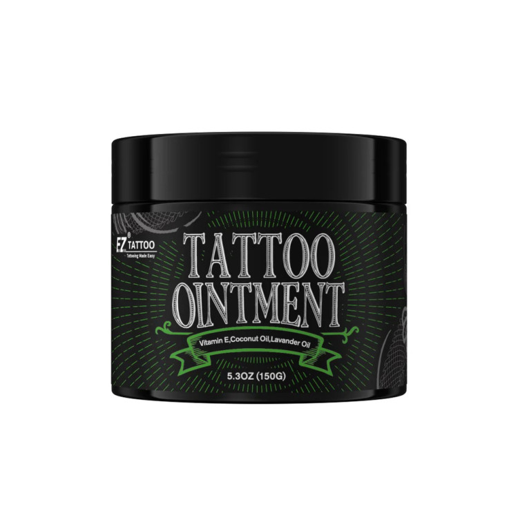 نمای روبهروی کرم حین کار تتو EZ Tattoo وزن ۱۵۰ گرم، حاوی ویتامین E، روغن نارگیل و روغن اسطوخودوس، مناسب مرطوبسازی پوست، کاهش اصطکاک سوزن و استفاده حین انجام تتو
