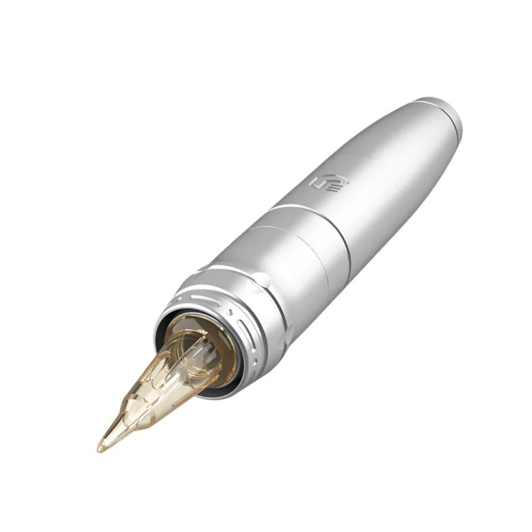 نمای نزدیک دستگاه پن EZ Tattoo Defender 2-in-1 رنگ نقرهای همراه با کارتریج نصبشده، مناسب تتو بدن، آرایش دائم و اسکالپ
