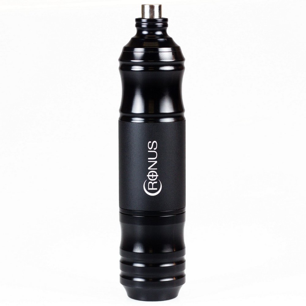 نمای روبه‌رو دستگاه پن تاتو TattGear Cronus رنگ مشکی با بدنه آلومینیومی و اتصال RCA، روی پس‌زمینه سفید