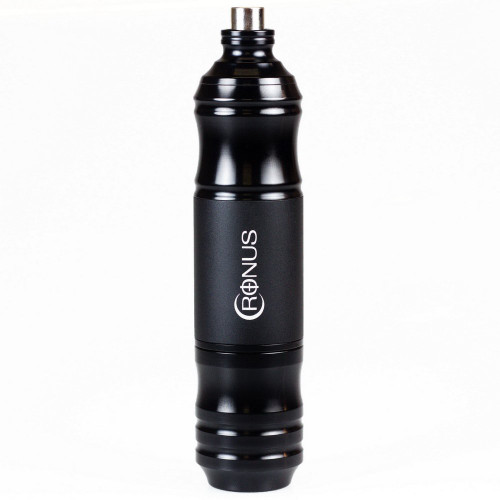 نمای روبهرو دستگاه پن تاتو TattGear Cronus رنگ مشکی با بدنه آلومینیومی و اتصال RCA، روی پسزمینه سفید
