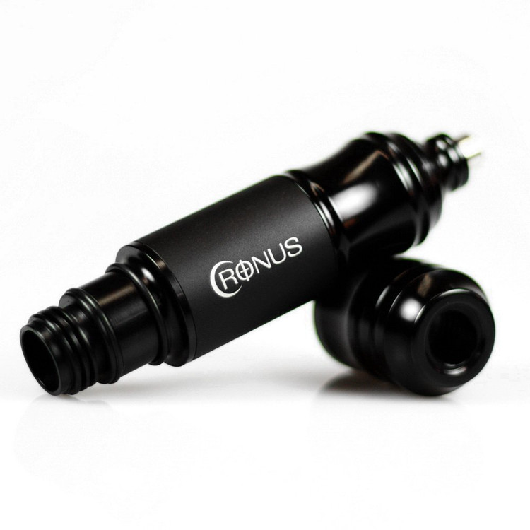 نمای زاویهدار دستگاه پن تاتو TattGear Cronus رنگ مشکی با گریپ جداشده و بدنه آلومینیومی، روی پسزمینه سفید