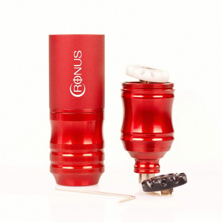نمای قطعات بازشده دستگاه پن تاتو TattGear Cronus رنگ قرمز شامل بدنه، گریپ، چرخ تنظیم کورس و آچار آلن روی پسزمینه سفید