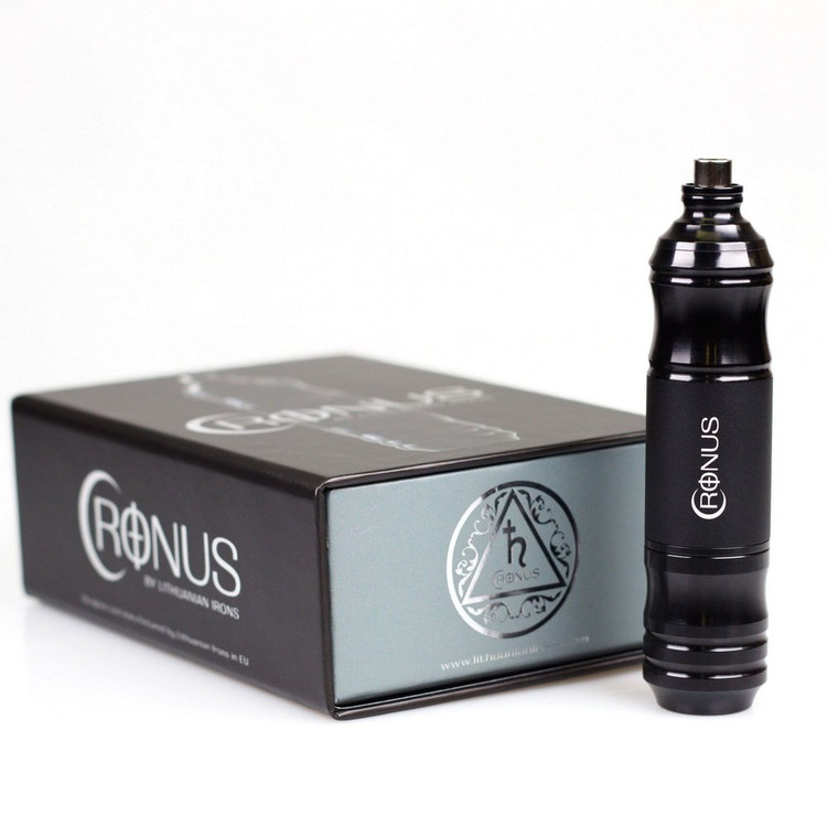 نمای دستگاه پن تاتو TattGear Cronus رنگ مشکی در کنار جعبه اصلی محصول، روی پسزمینه سفید