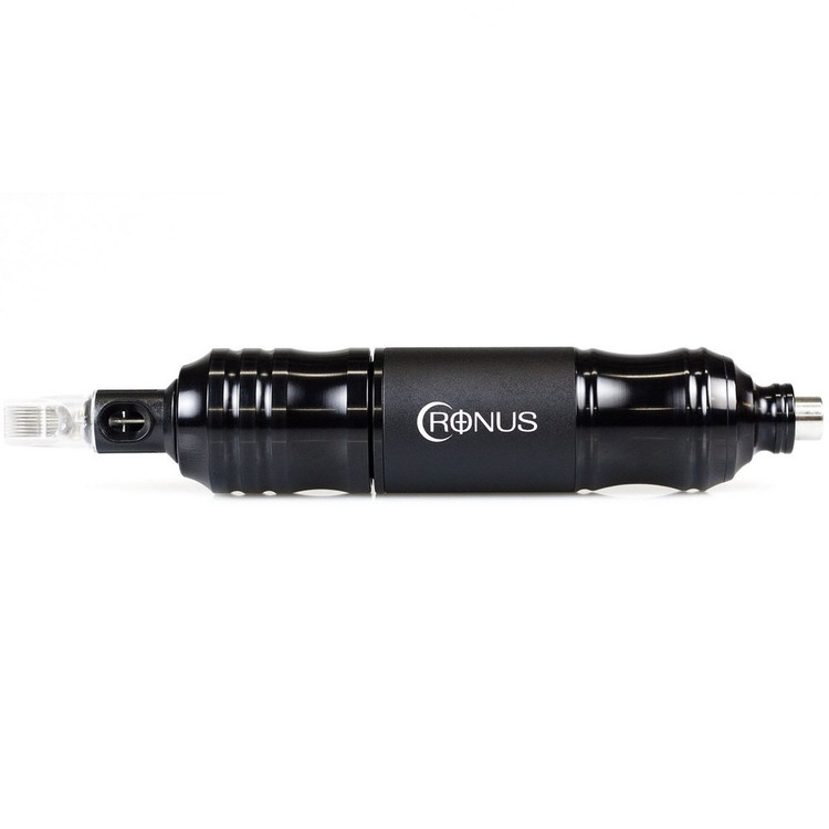 نمای افقی دستگاه پن تاتو TattGear Cronus رنگ مشکی همراه با کارتریج نصبشده و اتصال RCA، روی پسزمینه سفید