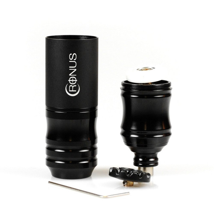 نمای قطعات بازشده دستگاه پن تاتو TattGear Cronus شامل بدنه، گریپ، چرخ تنظیم کورس و آچار آلن روی پسزمینه سفید