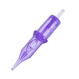 نمای نزدیک سوزن کارتریج پن Dragon 3RL با بدنه شفاف بنفش و نوک باریک، مناسب اجرای خطوط ظریف و دقیق تتو