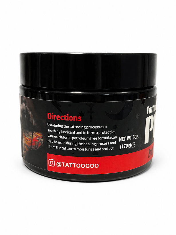 نمای پشت کره تاتو Tattoo Goo PRO Process Butter حجم ۱۷۰ گرم با توضیحات نحوه مصرف و فرمول بدون پترولیوم روی پسزمینه سفید