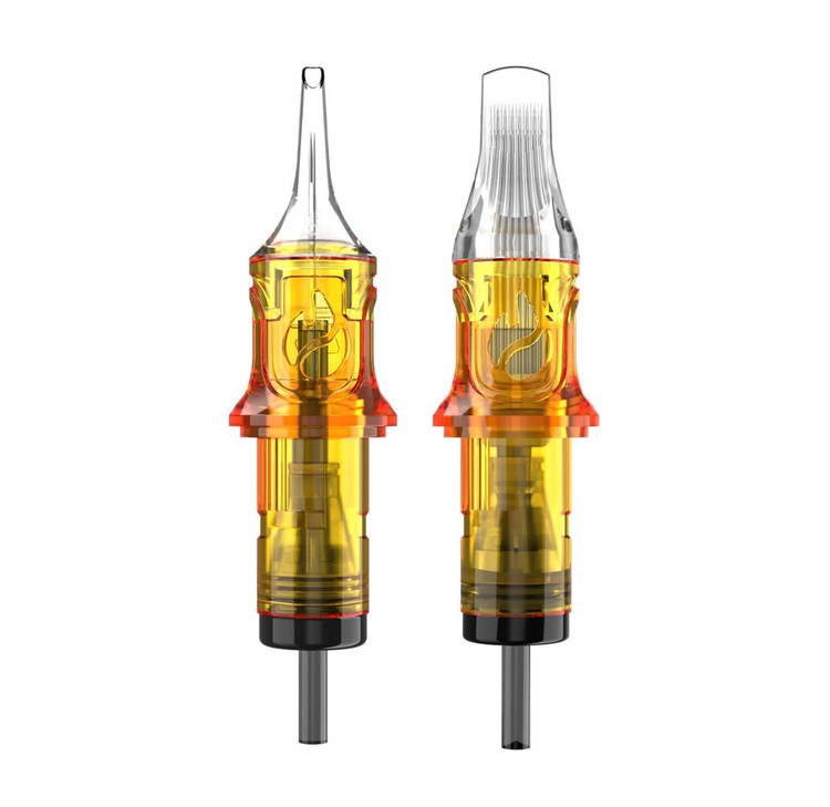 نمای دو سوزن کارتریج CNC FUEGO با بدنه شفاف طلایی و نوکهای متفاوت، مناسب چینشهای مختلف سوزن برای استفاده حرفهای در تاتو.